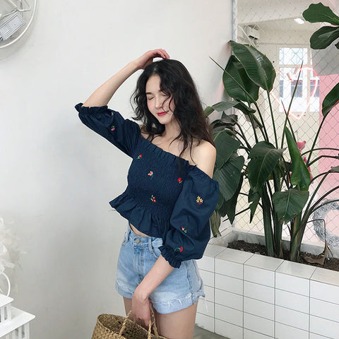 Blusa corta con hombros descubiertos y bordado de flores vintage