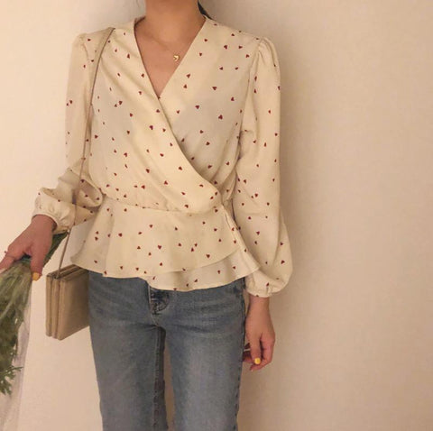 Bluse mit V-Ausschnitt und schmaler Taille und Herz-Print 