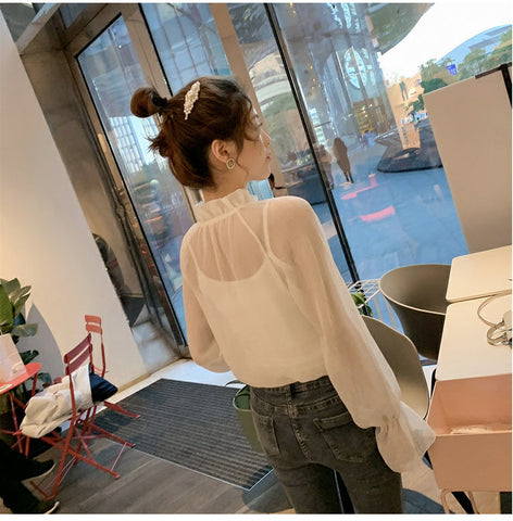 Camisa de gasa transparente con mangas acampanadas y holgadas