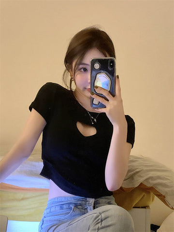 Camisa corta ajustada con agujero en forma de corazón 
