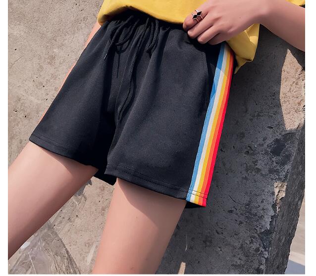 Damen Shorts mit Regenbogenstreifen 