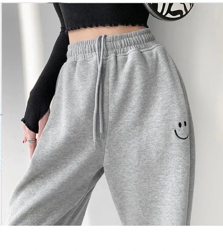 Pantalones deportivos con bordado de carita sonriente 