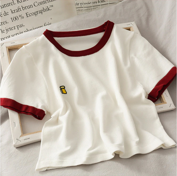 Süßes Crop Top Ringer Shirt mit Biertaschen-Print