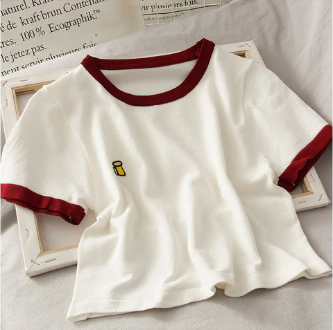 Süßes Crop Top Ringer Shirt mit Biertaschen-Print