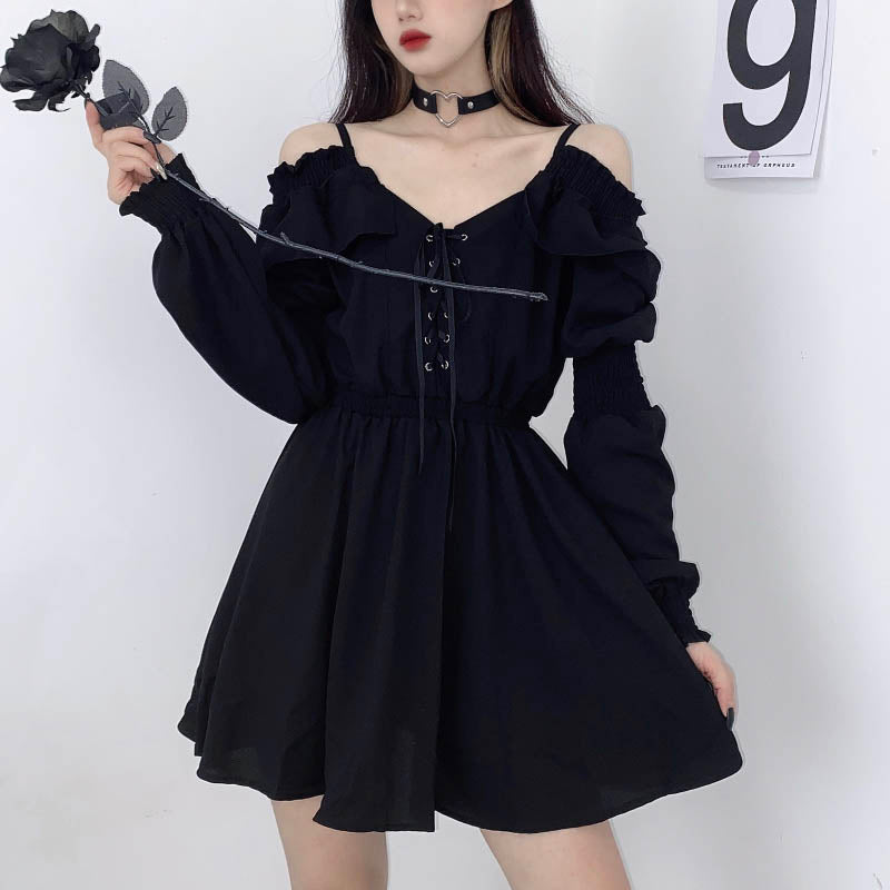 Vestido mini oscuro de manga larga con hombros descubiertos 