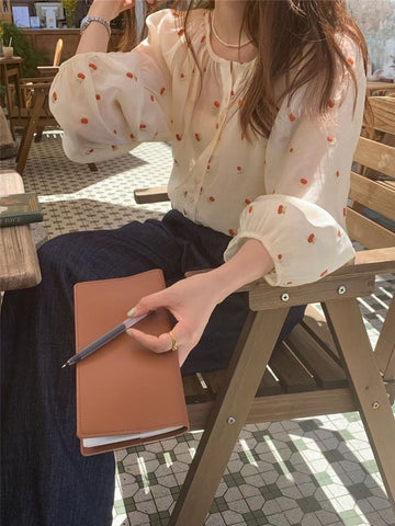 Blusa fina de gasa con estampado de lunares y mangas tres cuartos 