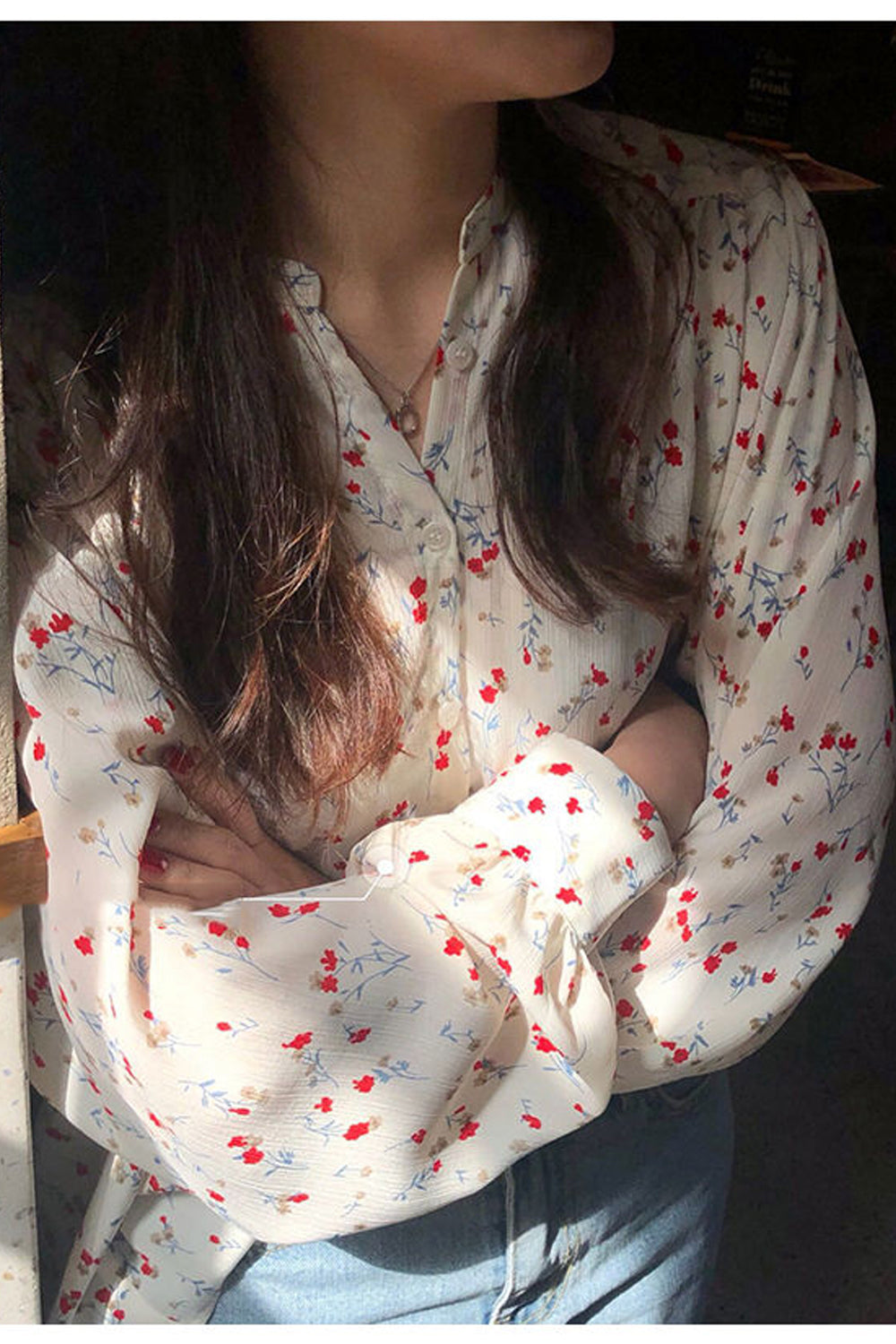Camisa elegante con estampado floral y cuello en V 