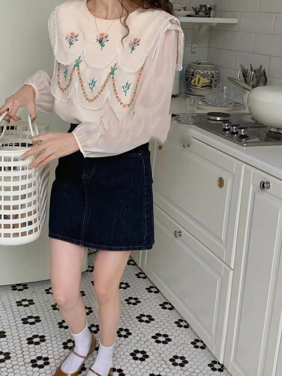 Retro-Bluse mit Blumenstickerei und quadratischem Kragen 