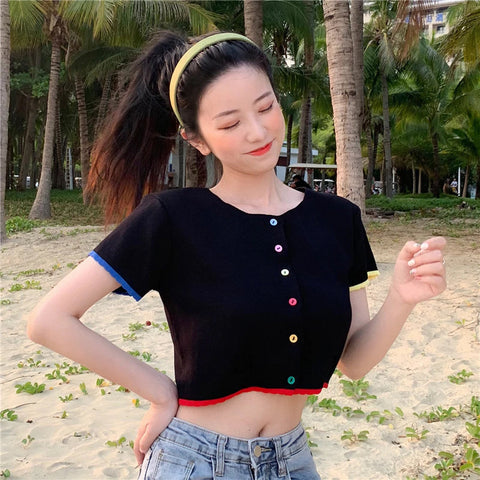 Crop Top mit Rundhalsausschnitt und bunten Knöpfen, kurzärmlig