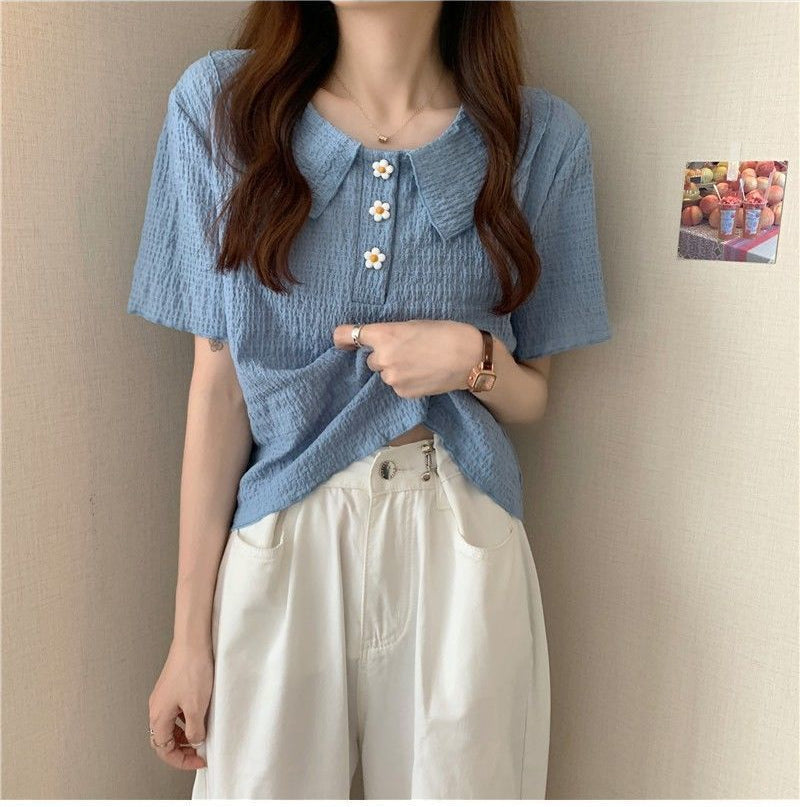 Camisa casual ajustada con botones de flores lindas 