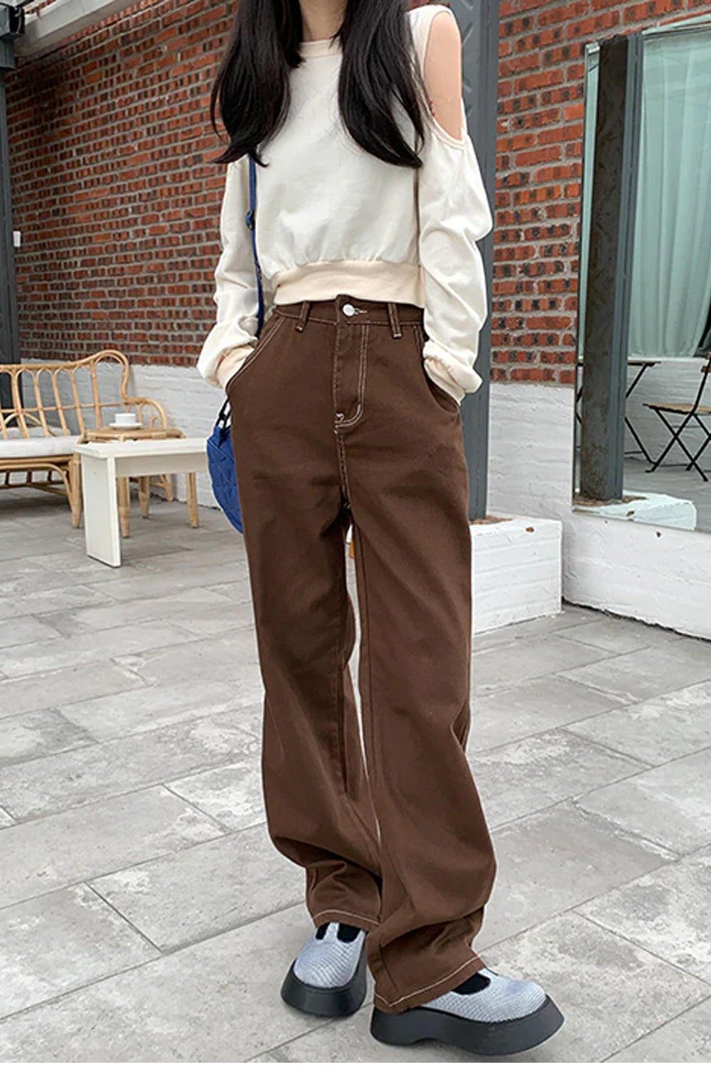 Braune Hose mit weitem Bein und Herztasche im Vintage-Look 