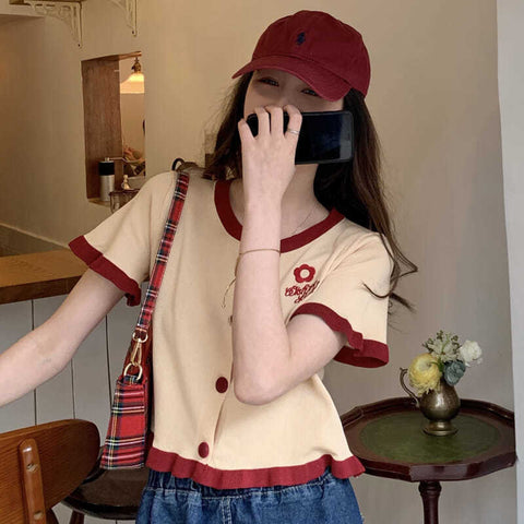 Lässiges, schmales Strickhemd mit Daisy-Taschenstickerei 