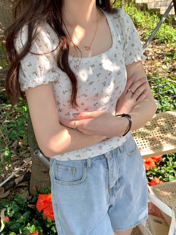 Camisa ajustada de cuello cuadrado con estampado floral 