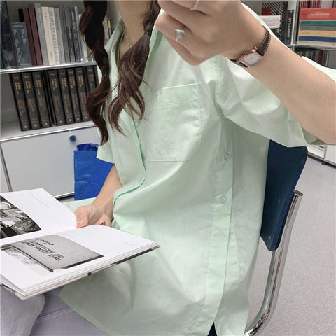 Blusa de manga corta con botones y abertura lateral 