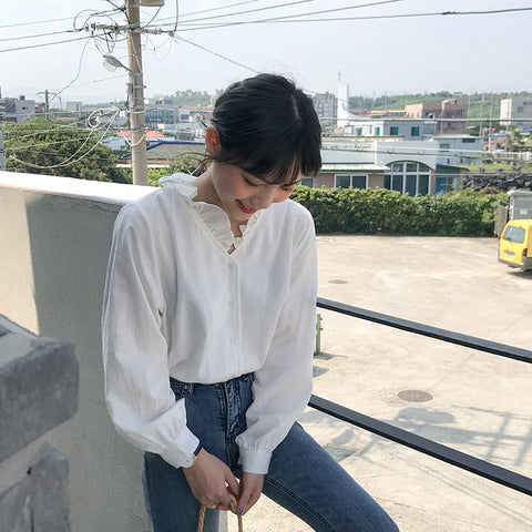 Camisa holgada y ajustada con cuello con volantes