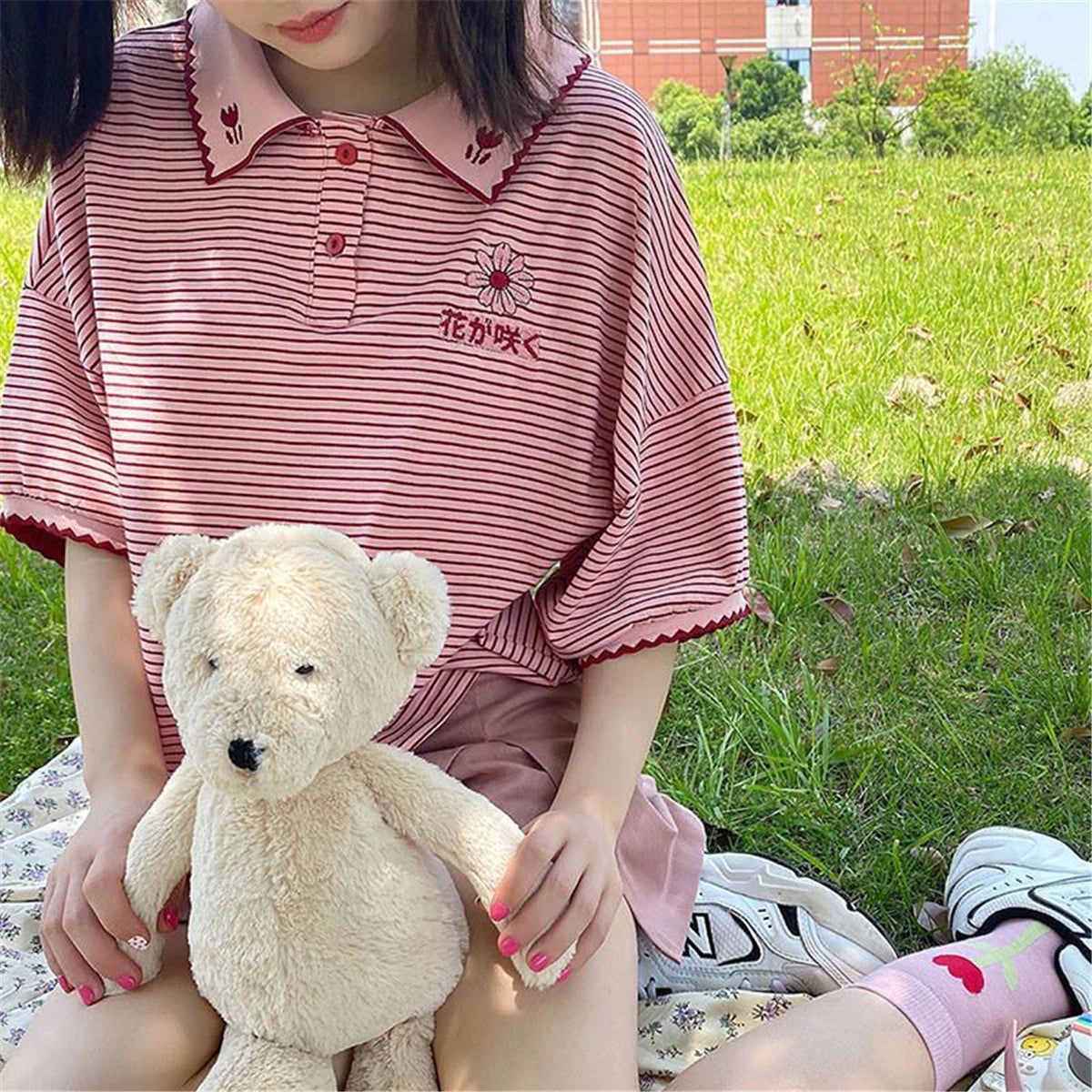 Camisa de cuello polo a rayas con flores bordadas 