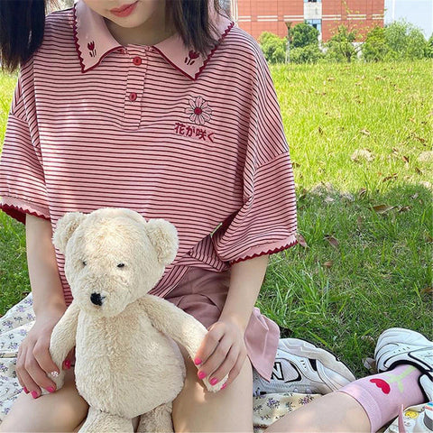 Camisa de cuello polo a rayas con flores bordadas 