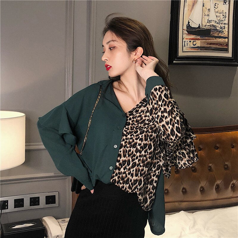 Blusa con cuello en V y estampado de leopardo