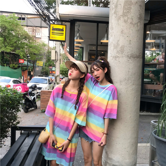 Lockeres Hemd mit kontrastierenden Regenbogenstreifen 