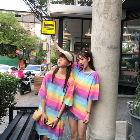 Lockeres Hemd mit kontrastierenden Regenbogenstreifen 