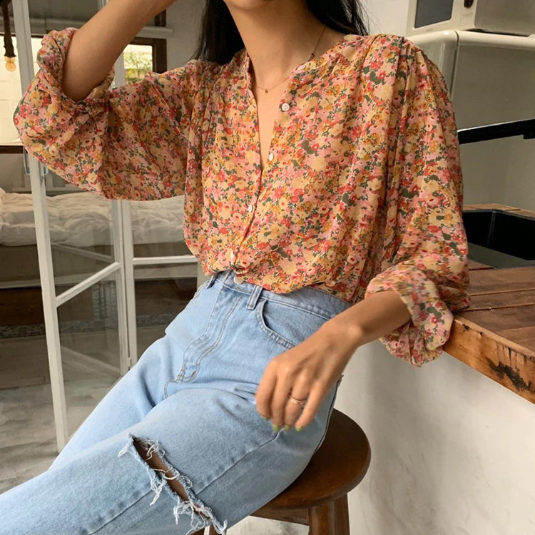 Camisa holgada y elegante con estampado floral retro