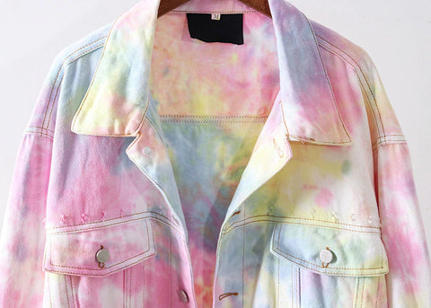 Lockere, lässige Jeansjacke mit Regenbogen-Batikmuster