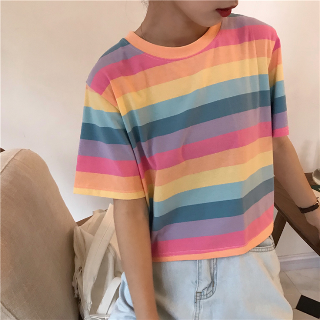 Camisa corta de cuello redondo con rayas coloridas y frescas 