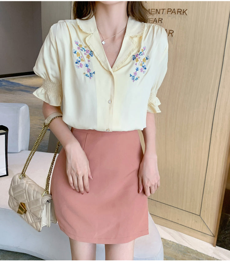 Gelbe Bluse mit Blumenstickerei und kurzen Ärmeln fürs Büro 