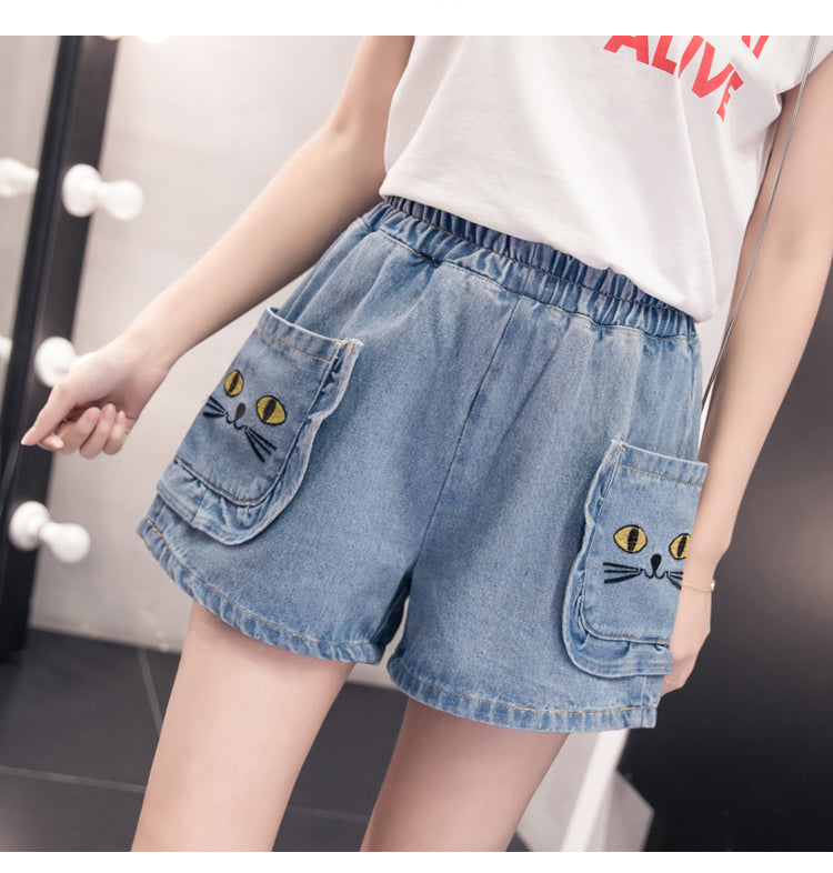 Kurze Jeans mit Kawaii-Stickerei und Katze 