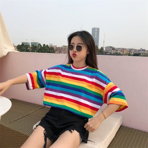T-Shirt mit Regenbogenstreifen 