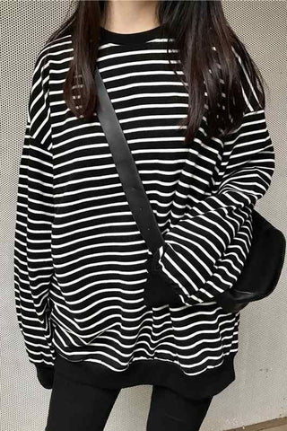 Lockeres schwarz-weiß gestreiftes Sweatshirt 