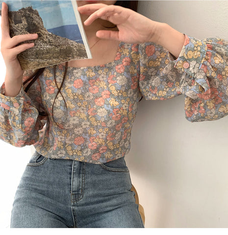 Blusa con cuello cuadrado y manga larga con estampado floral 