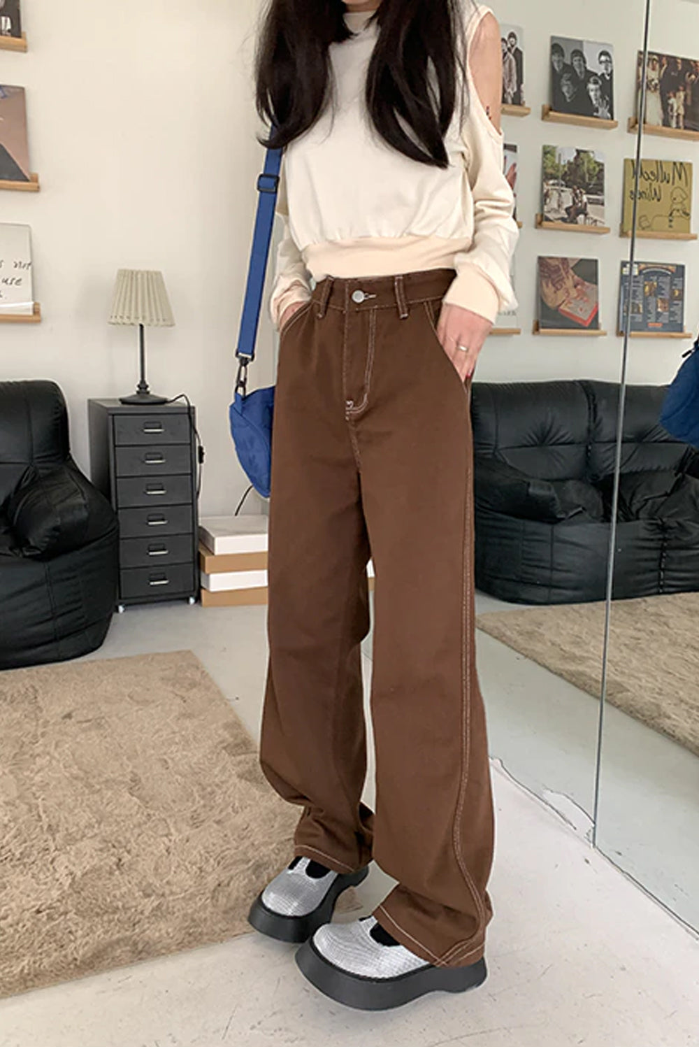 Braune Hose mit weitem Bein und Herztasche im Vintage-Look 