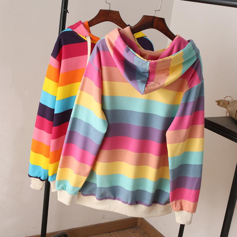 Sudadera con capucha de rayas arcoíris pastel