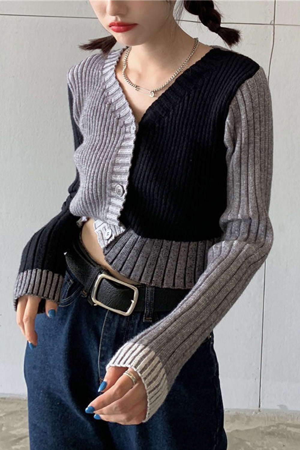 Zweifarbiger kurzer Cardigan mit V-Ausschnitt und schmalem Pullover 