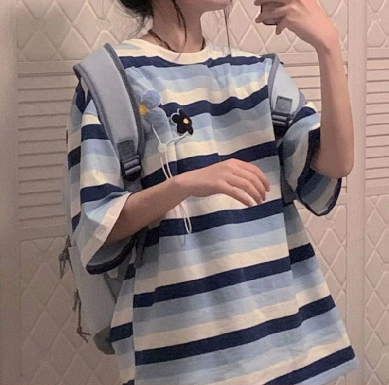 Camisa holgada informal a rayas con bordado de margaritas en el bolsillo 