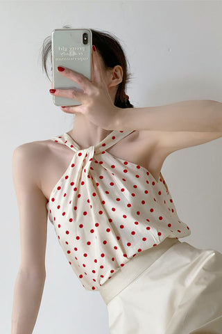 Elegante top corto con cuello halter y estampado de lunares 