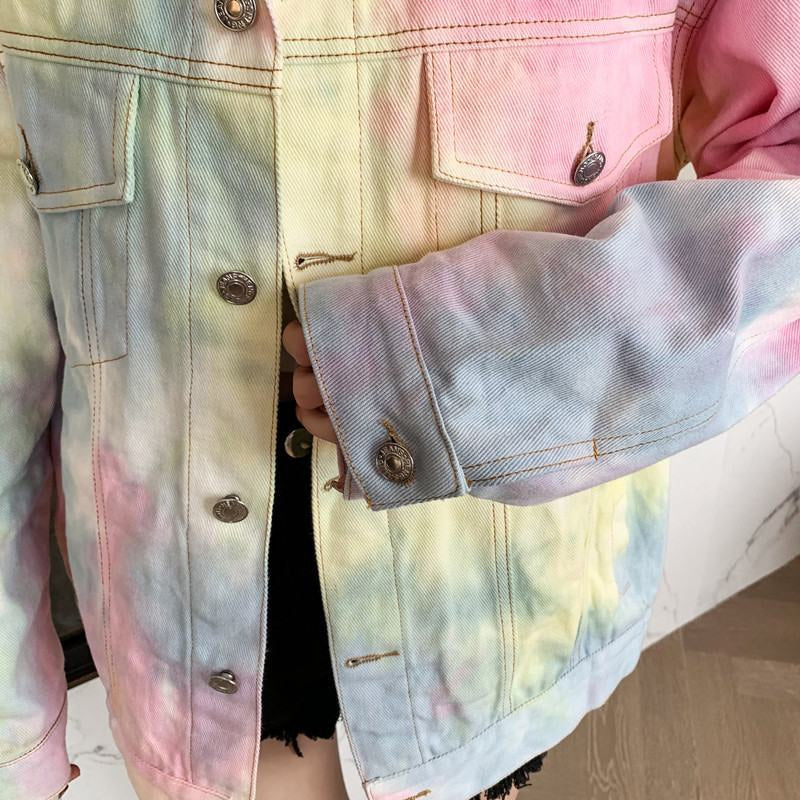 Lässige Jeansjacke mit Regenbogen-Batikmuster