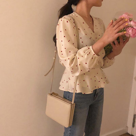 Bluse mit V-Ausschnitt und schmaler Taille und Herz-Print 