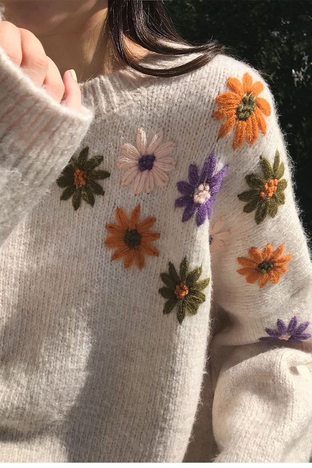 Eleganter Strickpullover mit Blumenstickerei und Rundhalsausschnitt