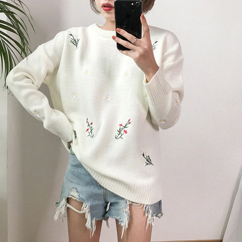 Strickpullover mit kleiner Blumenstickerei