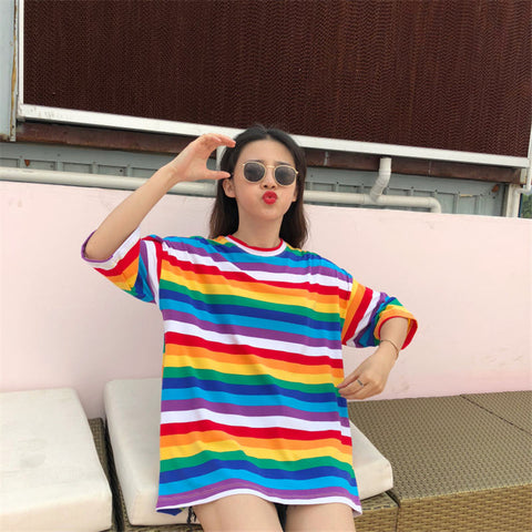 T-Shirt mit Regenbogenstreifen 