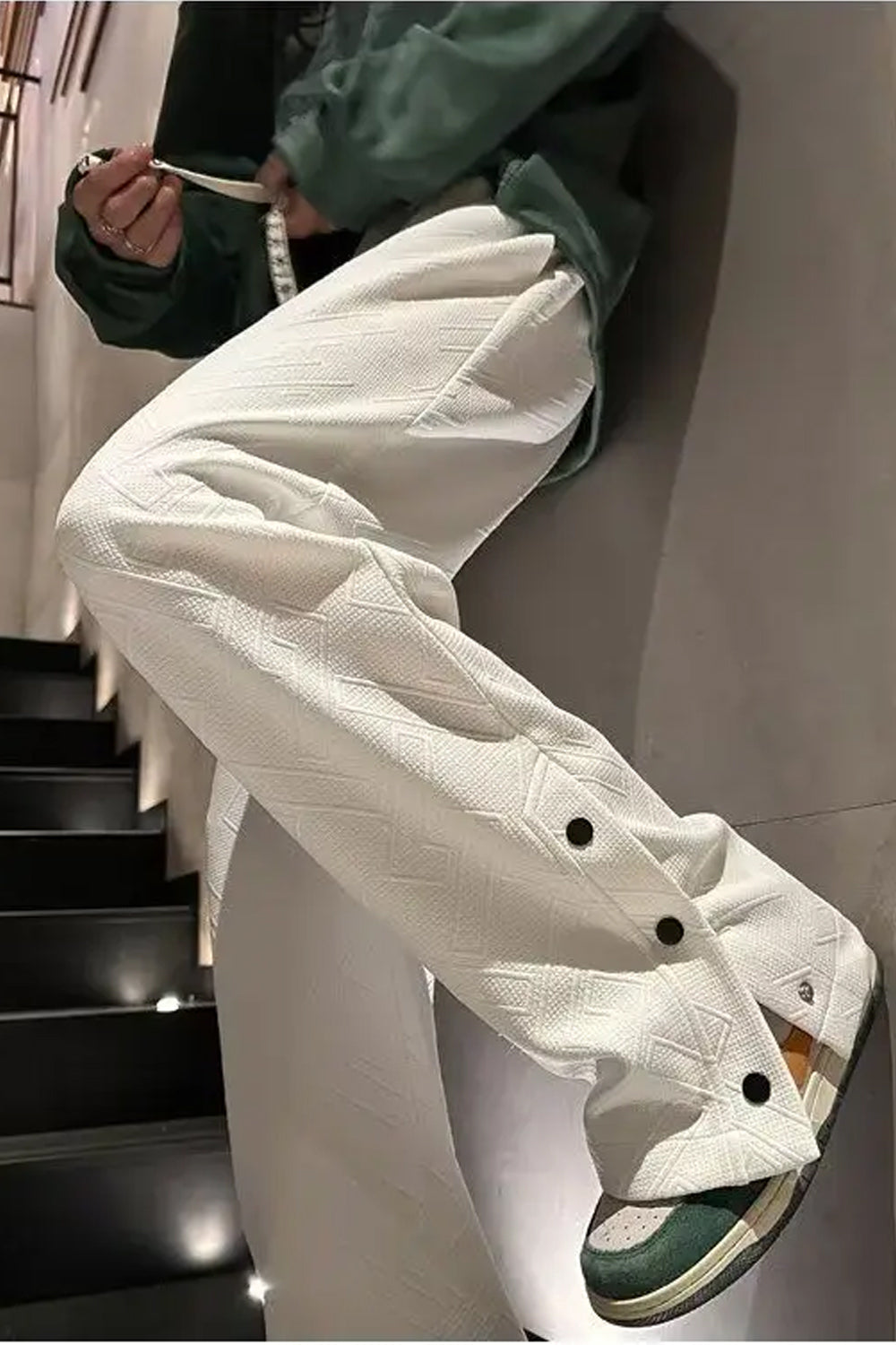 Pantalones largos holgados con cintura elástica y botones con abertura 