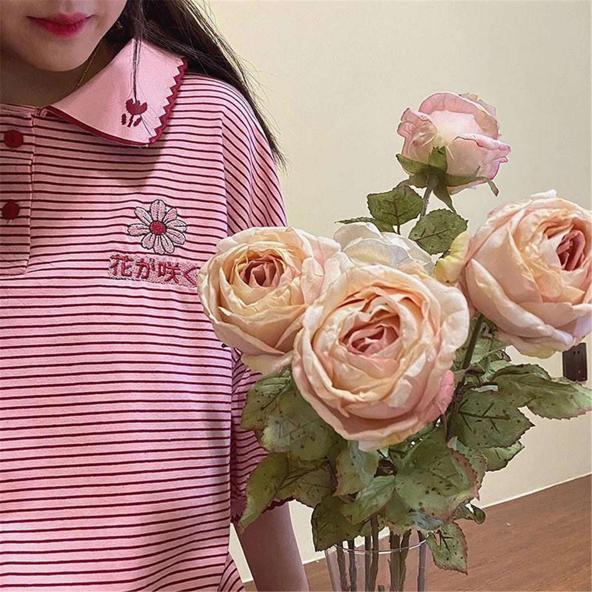 Camisa de cuello polo a rayas con flores bordadas 