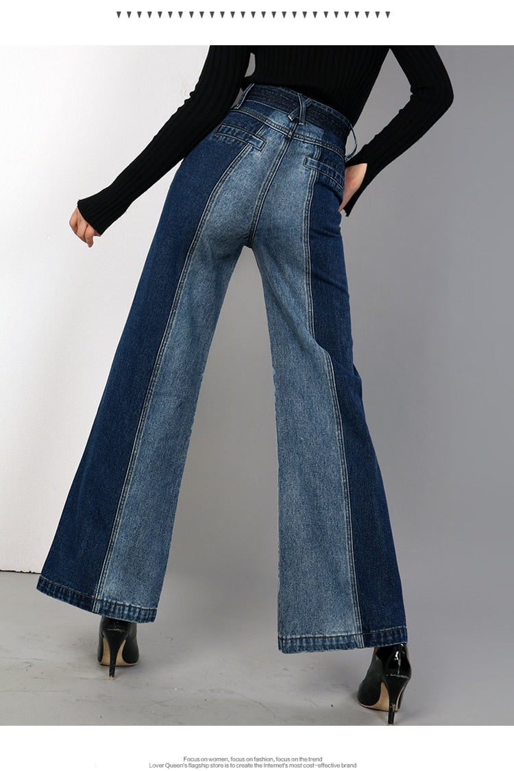 Halbfarbige Jeans mit weitem Bein und Gürtel