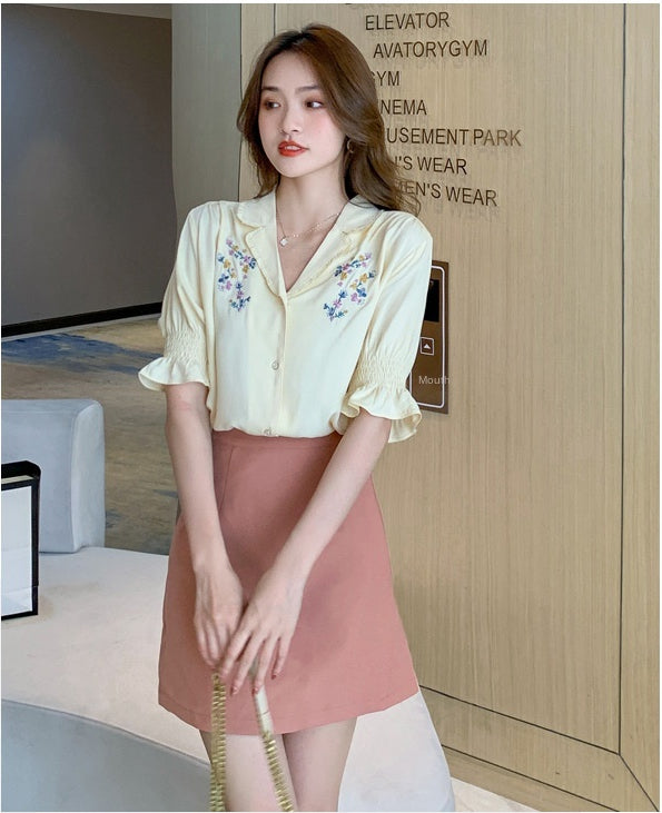 Gelbe Bluse mit Blumenstickerei und kurzen Ärmeln fürs Büro 