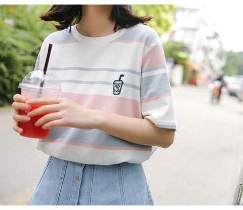 Camisa a rayas de color caramelo con bordado en forma de taza para bebidas