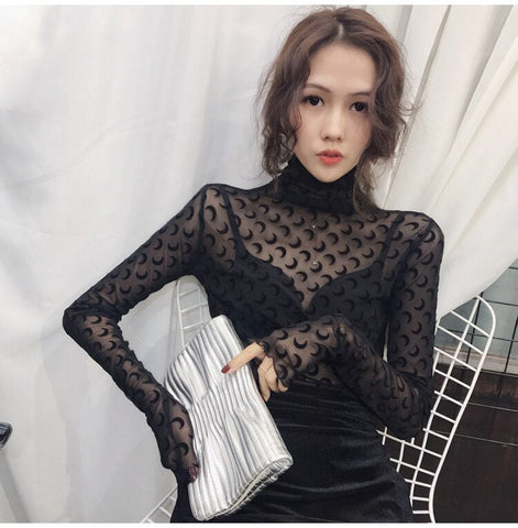 Camisa sexy de manga larga con estampado de luna y cuello de encaje