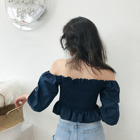Blusa corta con hombros descubiertos y bordado de flores vintage
