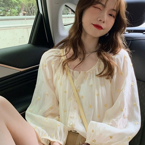 Blusa fina de gasa con estampado de lunares y mangas tres cuartos 